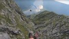 Захватывающий дух полет двух экстремалов по норвежской горной долине