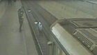 В московском метро пьяный парень спрыгнул на рельсы ради фото
