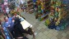 Продавщица прогнала вооруженного грабителя с помощью швабры