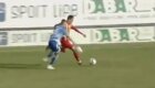 Футболист бросил запасной мяч под ноги сопернику, чтобы сорвать атаку
