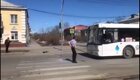 В Кемерово мужчина напал на автобусы, вооружившись лопатой