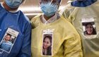 Врачи прикрепляют улыбающиеся фотографии на свои защитные костюмы, чтобы успокоить пациентов