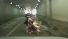 Автомобилист чуть не сбил мать с коляской, решившую пройти по автомобильному тоннелю