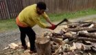 Не стоит отвлекать человека, занимающегося колкой дров