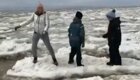 Женщина решила попрыгать с детьми по льдинам во время ледохода