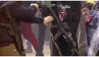 Охранник бригады новостей отобрал у протестующего украденную винтовку 