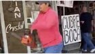 Житель Техаса вышел защищать свой магазин от протестующих с бензопилой в руках