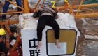 Пьяный мужчина решил прыгнуть с кабины крановщика, но заснул во время подготовки