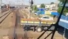 Водитель грузовика попросил машиниста поезда сдать назад