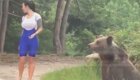 Девушка решила сфотографироваться с диким медведем и чуть не стала его обедом