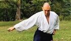 Мастер боевых искусств демонстрирует свои впечатляющие навыки