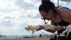 Голодные чайки атаковали туристку и лишили её чипсов