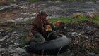 Мужчина спас собаку, застрявшую на болоте