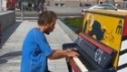Мужчина сыграл на уличном пианино и удивил прохожих