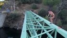Неудачная попытка: парень упал в воду, пытаясь прыгнуть над рекой