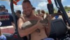 Турист появился на пляже с акулой, вцепившейся ему в руку