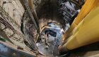 Рабочие уронили экскаватор в шахту во время транспортировки