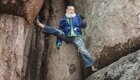70-летний дедушка спустился со скалы вниз головой без страховочного снаряжения