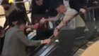 Посетители торгового центра в Сочи спасли ребенка, руку которого зажал эскалатор