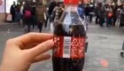 Необычная новогодняя этикетка бутылки Coca-Cola в Японии