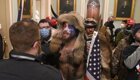 Американец в костюме викинга стал лицом толпы, штурмущей Капитолий, и героем мемов