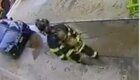 На голову американского пожарного упал кондиционер