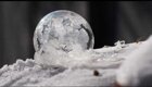 Вот что происходит с мыльными пузырями на морозе!