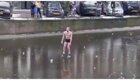 В Амстердаме парень провалился под лед во время катания на коньках