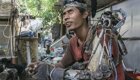  Индонезийский мужчина сделал «бионическую руку» из металлолома