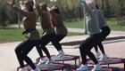 Омички в гимнастёрках поздравили с Днём Победы прыжками на батутах в Парке Победы