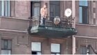 В Питере мужчина решил омыть золотым дождем прохожих с балкона