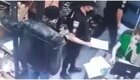 Боевая продавщица с помощью полицейской дубинки пресекла попытку воровства