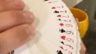 Шутник разыграл девушку с помощью забавного карточного "фокуса"