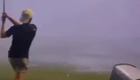 Молния ударила в летящий мячик для гольфа