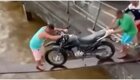 Неудачная попытка перевозки мотоцикла по узкой доске