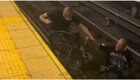 Неравнодушные пассажиры спасли инвалида, упавшего на рельсы метро