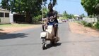 Подросток из Ганы смастерил из дерева электромопед с солнечной батареей