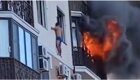 Мужчина в одних трусах вылез на карниз многоэтажки, чтобы спастись от пожара