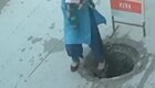 В Индии женщина провалилась в канализационный люк вместе с ребёнком