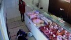 Никакого сочувствия: продавщица решила, что переложить колбасу важнее, чем помочь упавшей бабушке