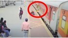 В Индии женщина чудом не попала под поезд