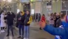 Позитивная девушка с колонкой завела толпу в Москве