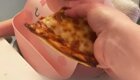 Малыш впервые пробует пиццу