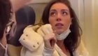 Пассажир самолета заподозрил, что соседка держит у груди вовсе не ребенка