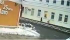 В Ярославской области лавина снега с крыши здания сошла на женщину с ребенком