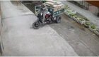 Житель Вьетнама перегрузил мотороллер и провалился в канализацию