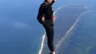 Любительница парашютного спорта развлекается в небе