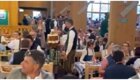 Немецкая официантка разносит бокалы с пивом на Октоберфесте