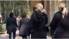 Женщины гуляют по столице Ирана без хиджаба