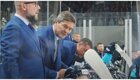 Харизматичный хоккейный тренер провёл матч с микрофоном на одежде